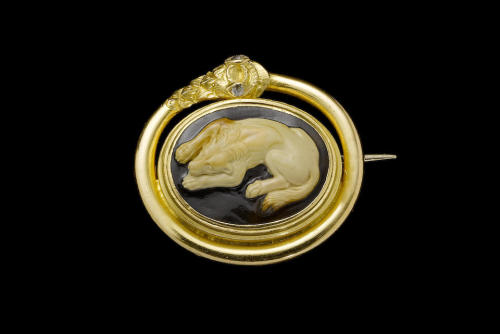 ancientjewels: Roman agate cameo depicting a dog c. 1st century BCE to 1st century CE. Brooch settin
