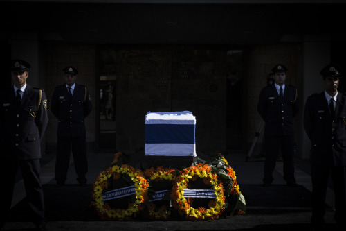 The Knesset Honor Guard stand by the coffin of Former Israeli President Shimon Peres ahead of the ce