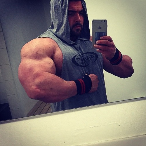jhfic1:  pjsesq:Luke Sandoe - arms, delts, and nice manicure … He stitched hoods into his shirts from the sleeves he had to cut off.