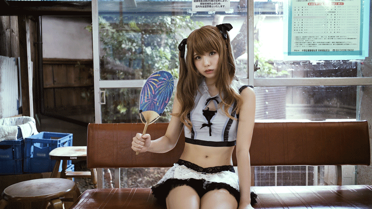tokyo-cosplay-com:  団扇とえなこ。Enako&amp;Japanese fan.