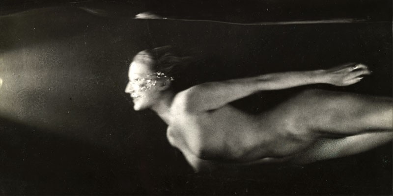 thingsiwonderare:Rogi André “Jacqueline Lamba dans un aquarium” 1934