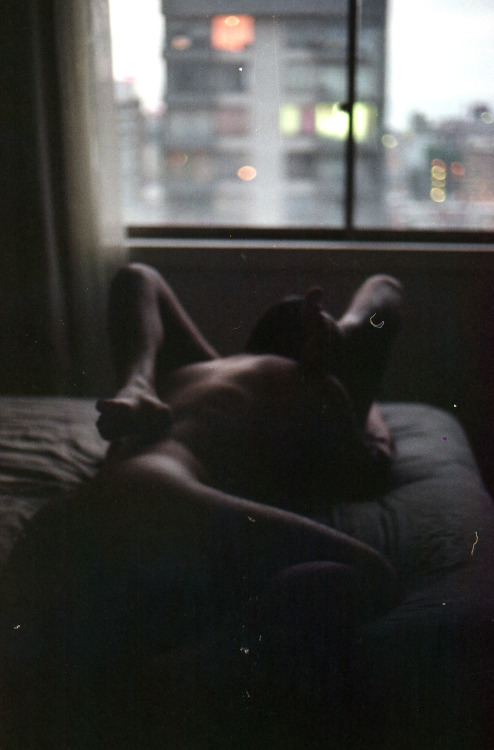 aedurojas:  Cosas del amor… <3 Locación: Santiago de Chile.Película: AGFA Vista Plus 200Fotografo: Andrés Rojas. Facebook | Instagram | Vimeo   