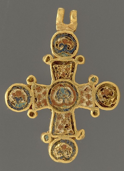 Cross, ca 1100 AD, ConstantinopoleThis elegant pendant cross with four equal arms radiating from a c