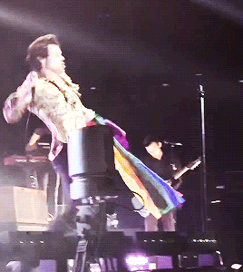 thestylesgifs:The One Where He Follows Orders vs. The One Where He Doesn’t Give A Fuck @ Singa