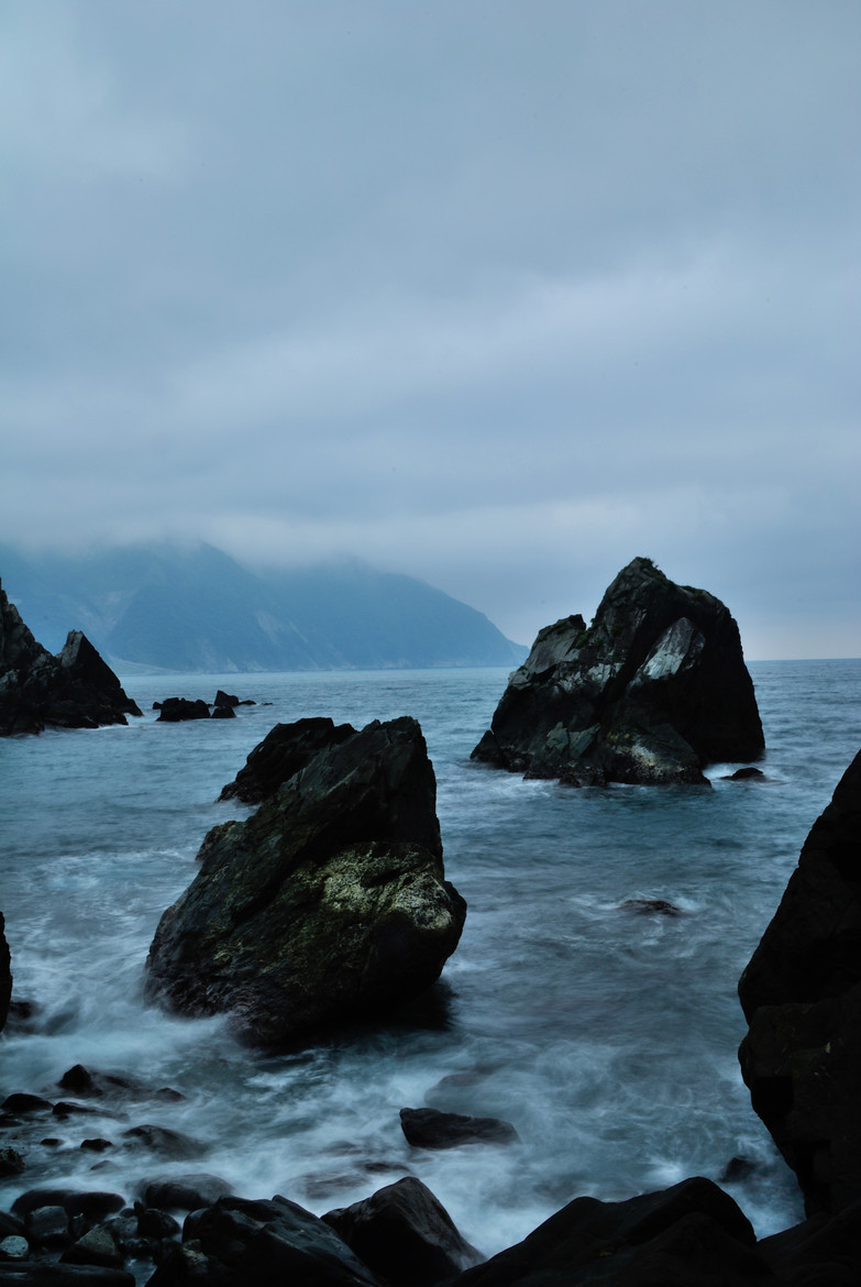 visualechoess:  rocks near the seaside - © Bee Wang 