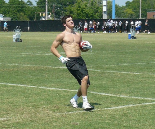 stephmorgan:  srslysexy:  srslysexy  FOOTBALL!!!! Is it fall yet?? 