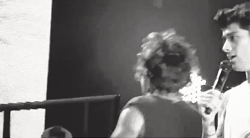 ohstylesno:  Harry giving the finger after he stumbled into the stairs during BSE. x