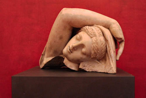 echiromani:Sleeping Ariadne (fragment), Hellenistic period. Uffizi Gallery, Florence.