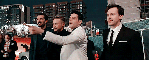 Rami Malek Pointing You Out At The Bohemian Rhapsody Premiere For Pickpocketing His Wallet And Brings