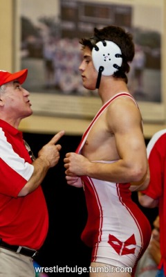 wrestlerbulge:  More STRAIGHT GUYS Here!