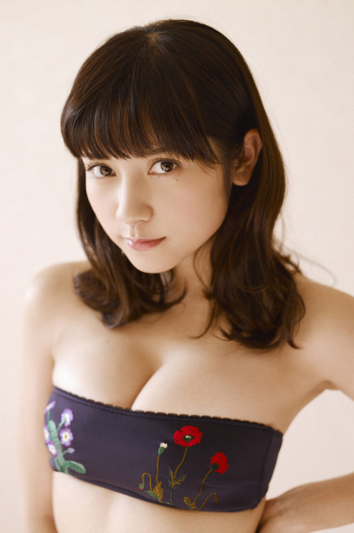 gravure-glamour:  Nashiko Momotsuki