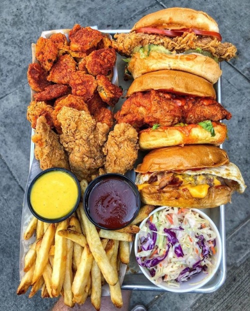 foodieapprovedeats: Flippin’ Good Chicken, Burgers, Beer  Las Vegas, NV  Credits Find the best foodi
