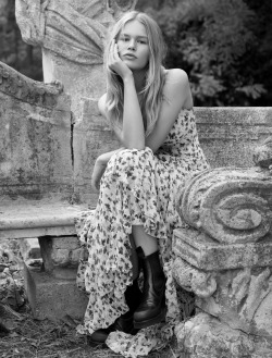 vogue-at-heart:  Anna Ewers in “Addicted