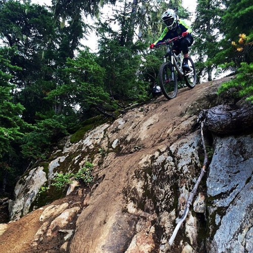 bikes-bridges-beer: Steep drop-ins can get sketchy… But here’s @michelle_pittam showing us how it’s