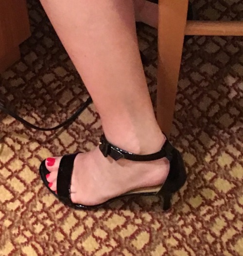 friendofsilk:her pretty feet