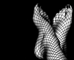 blackandwhitenylon:  Fishnet feet and toes