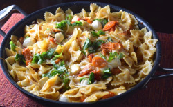 lustingfood:  FARFALLE ALLA CAPRESE 