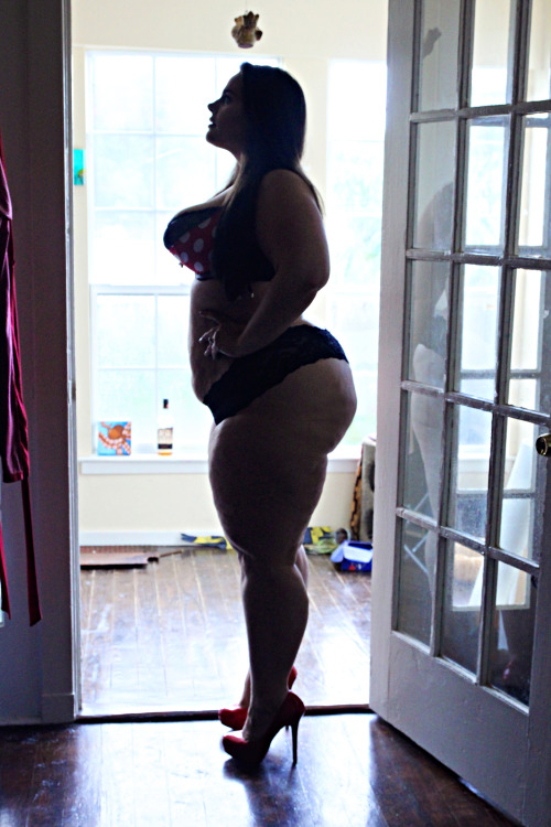 moloweez: onesmallflowerofeternity let me play model in her sunroom/moon all her neighbors.Photos by