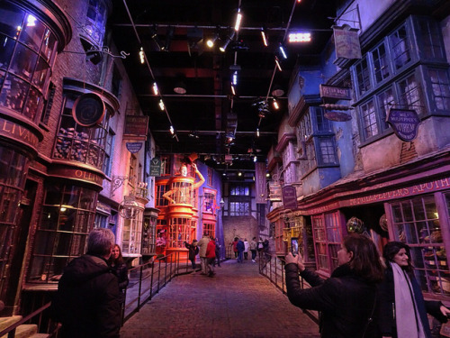 My second time there and still just as amazed as the first visit. . . . #diagonalley #harrypotter #w