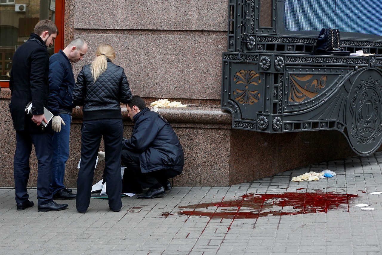 Denis Voronenkov, ex diputado ruso, crítico con el presidente Vladimir Putin y que había buscado refugio en Ucrania, fue asesinado esta mañana a tiros a la puerta de un hotel de lujo de Kiev, la capital ucraniana. (AP)
MIRÁ LA FOTOGALERÍA—>