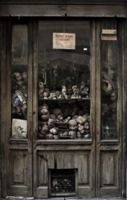 elayesildogan:  A store window in Rome 