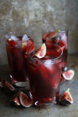 gastrogirl:  autumn sangria with figs.