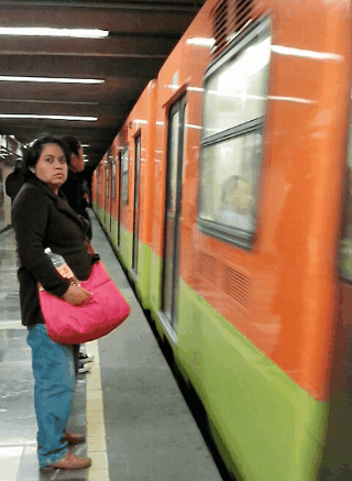 The perfect carriage.El vagón perfecto.Metro Centro Médico, México City gifs.