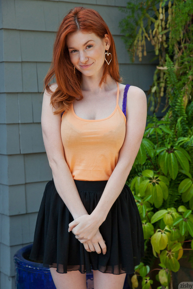 Emily Archer House Guest - 24 pics @ Zishy.com. Click for pictorial.