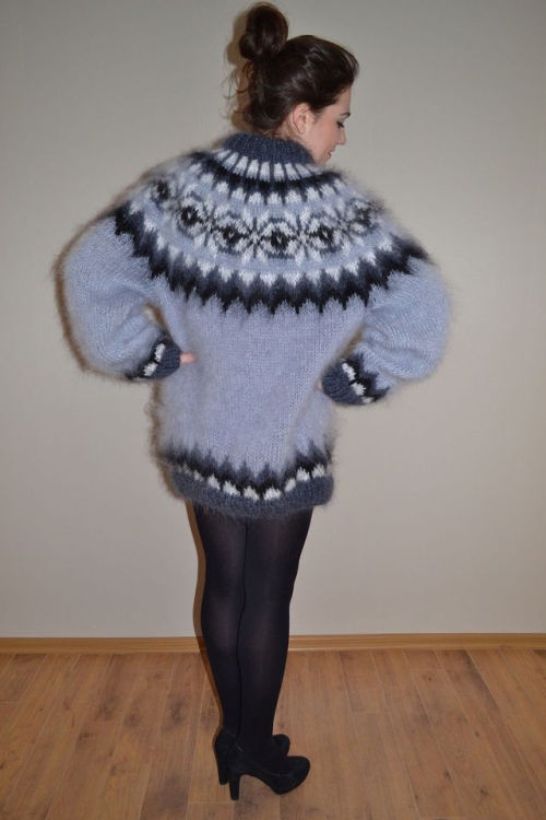 Bun, soft cozy sweater and opaque Hose