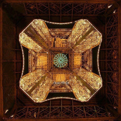 nickelsonwooster:  Inside. jorgevp:  Vista inferior de la Torre Eiffel 