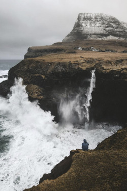 pir-ado:  banshy:  Gásadalur // Max Muench   . 