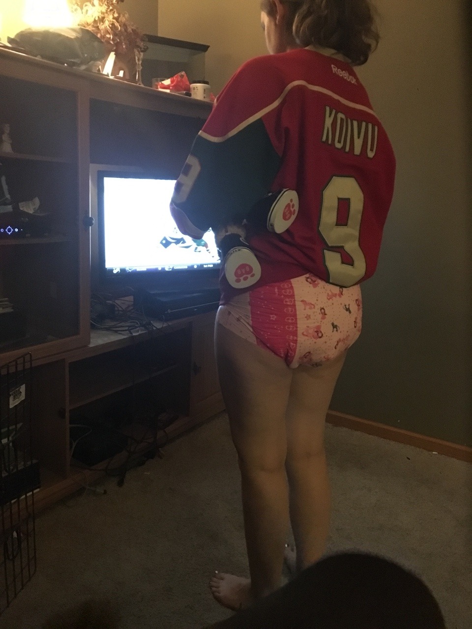 sir-and-babysquish:  Princess butt was blocking the tv during the game. But I didn’t