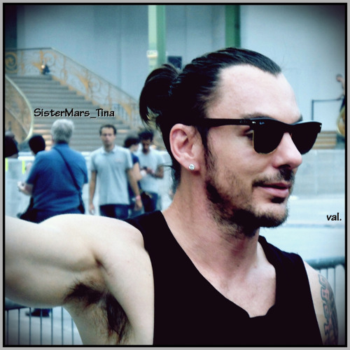 Shannon at M+G in Paris at Grand Palais.Picture taken by SisterMars_Tina, edit by me :)