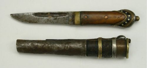 art-of-swords:  Tibetan Dagger Dated: beginning of the 20th century Medium: copper, brass, iron Measurements: 21 cm overall length in sheath  Source: Copyright © 2014 Auction Flex 
