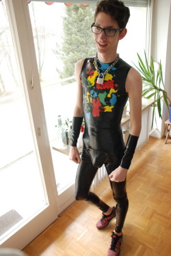 iampupscout:  pupwiwion:Just me in rubber