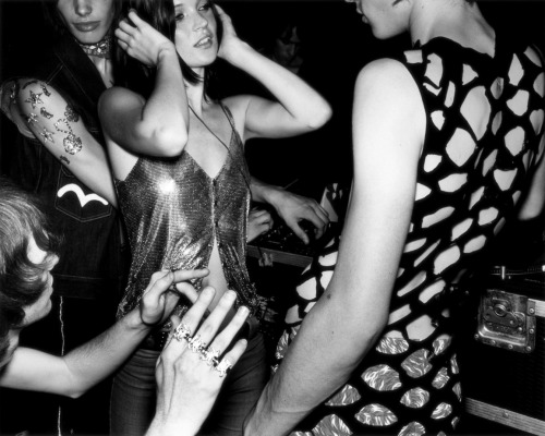 le-monde-sans-couleur: Kate Moss, ph. by Mario Testino