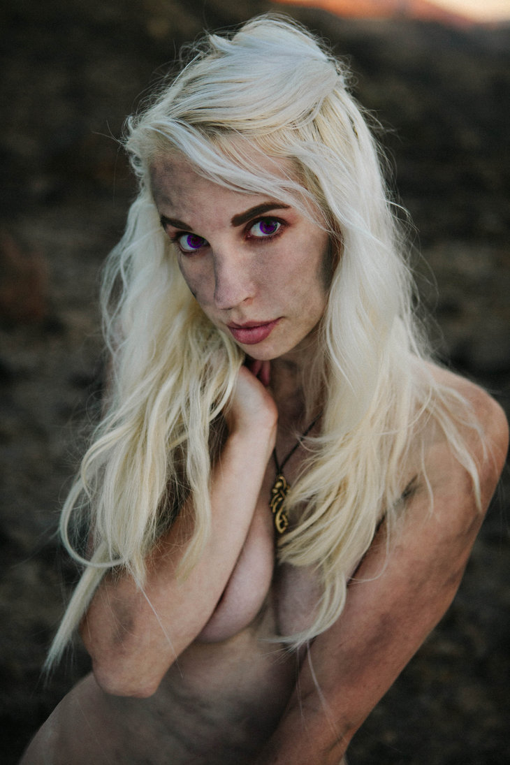 nerdynakedgirls:  Daenerys Targaryen Cosplay by piccadilley 
