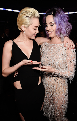 bettedot:katy perry and miley cyrus holding their grammys