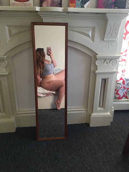 roumroum:  alifeofvice:  Because a belly never hurt nobody   I love this picture