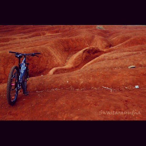 swastarayudha: maen tanah #bike #instacycling #instacycling #MTB #dirtjumping #instanusantara