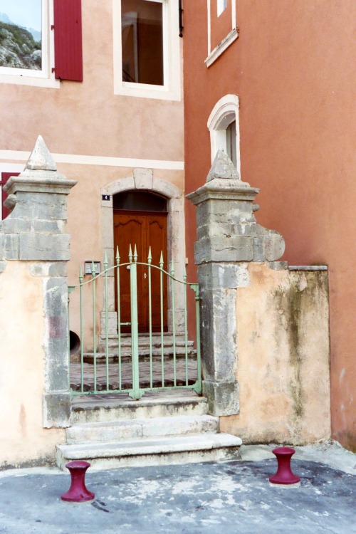 Maison avec clôture et portail , Anduze, Gard, France, 2005.