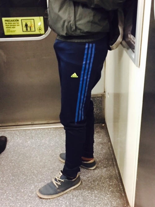 angelito-us:  solomirando1:  Flaite en el metro! 😍  Mmmm