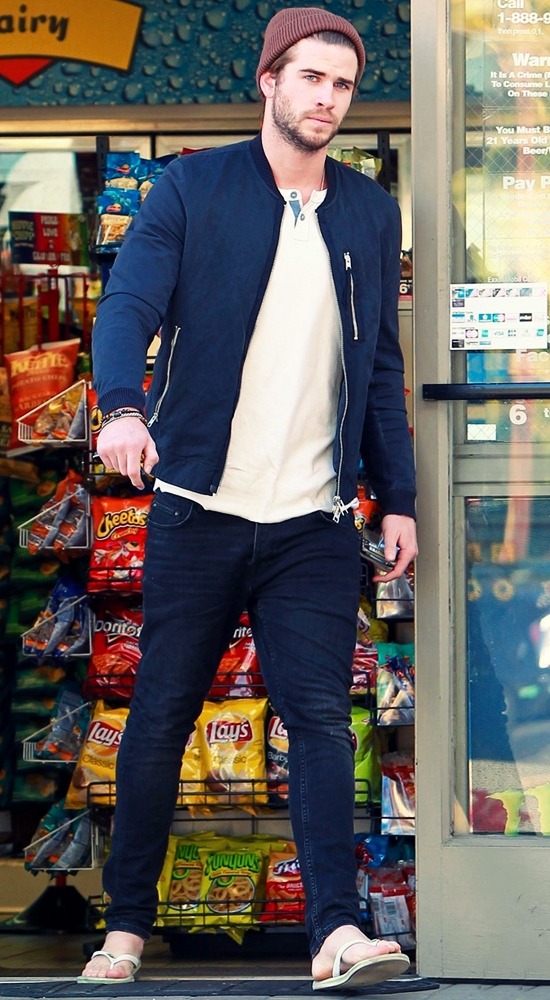 starringroles:  Liam Hemsworth candids 2