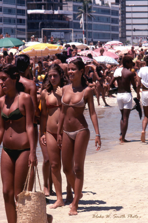 theocseason4:vintageeveryday:Stunning color pictures of the daily life at the Rio beaches in the lat