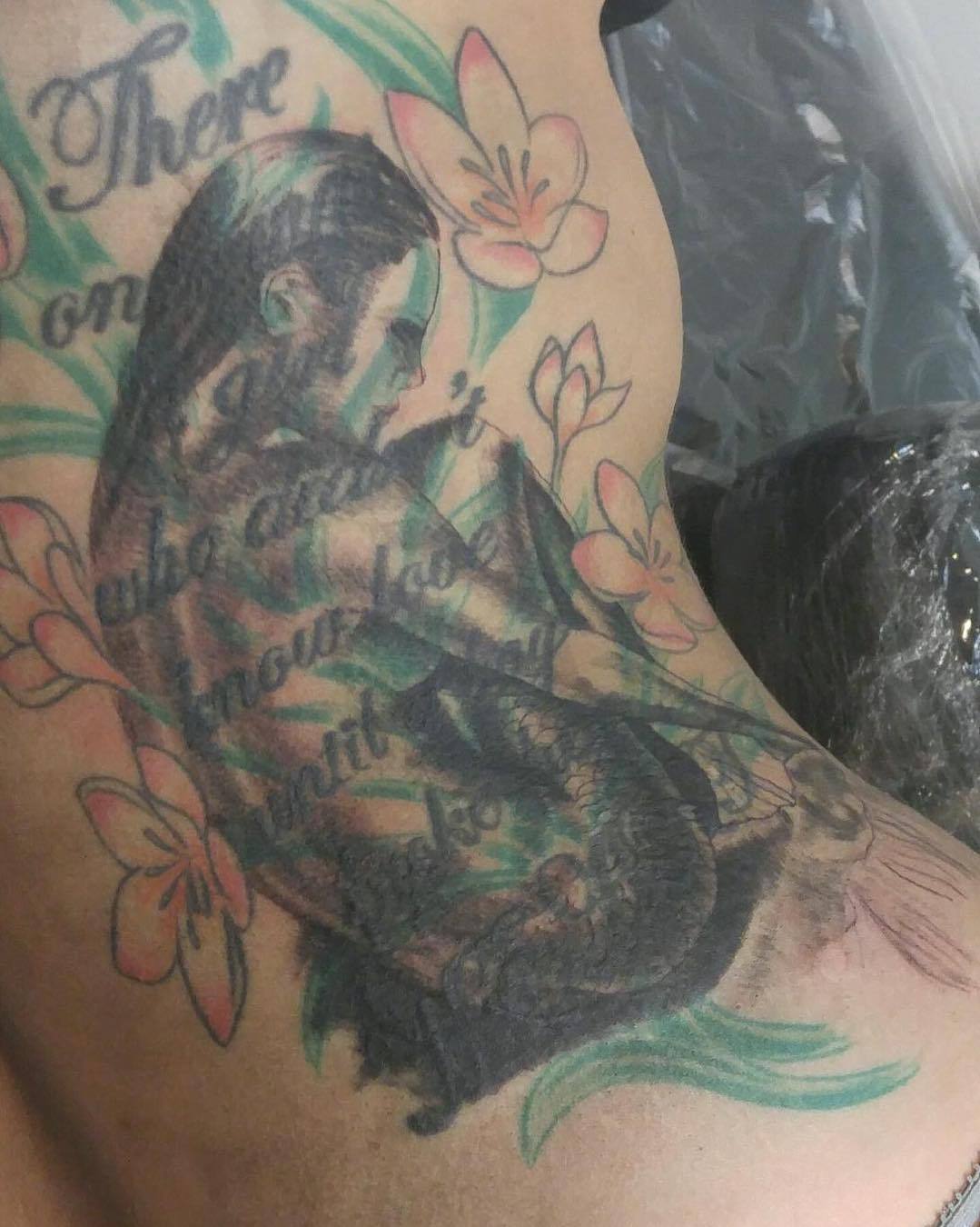 Bzzzzzz 💉 @kareemtattoo is doin some work by 6feetofsunshine