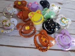 kittysmashh:  sunnywittledays:  Lots of new pacifiers up for grabs right now on Baby Your Doll  Her pacis are the cutest!