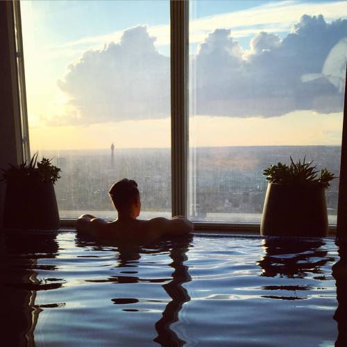 jvmvs:  🏊 (at Shangri-La Hotel, At The Shard, London)
