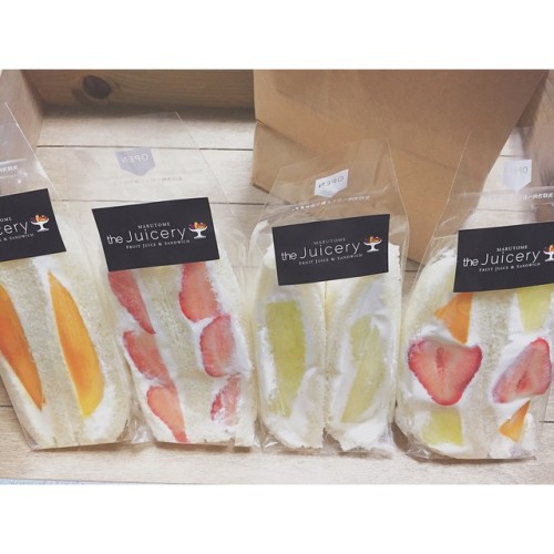 violettechocolat: メロンの980円した。 おいしーいっ #フルーツサンド #fruitsandwich #苺#strawberry#mango#melon Fruit sandwic