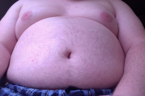 blucubby:  brandpuma:  I love the chubby aesthetic  very yummy belly!