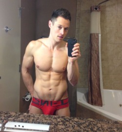 fuckyoustevepena:  He’s NAKED! Youtuber Davey Wavey flaunts his stuff online